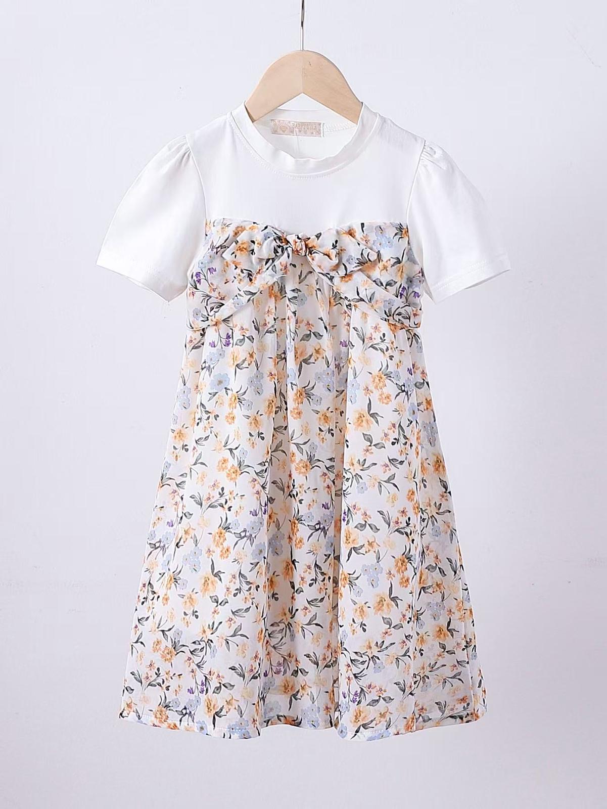 Robe blanche pour fille avec un imprimé fleuri délicat, parfaite pour un look léger, frais et élégant durant la saison printemps-été.