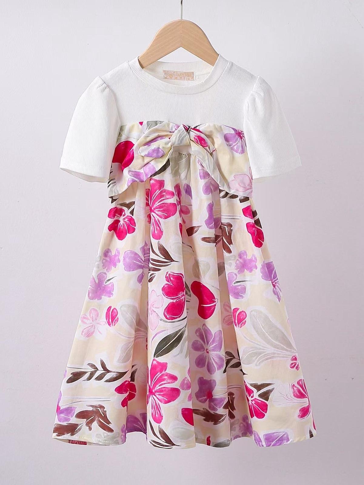 Robe t-shirt blanche pour fille, décorée de fleurs tropicales roses, au style frais et estival, parfaite pour les journées ensoleillées.