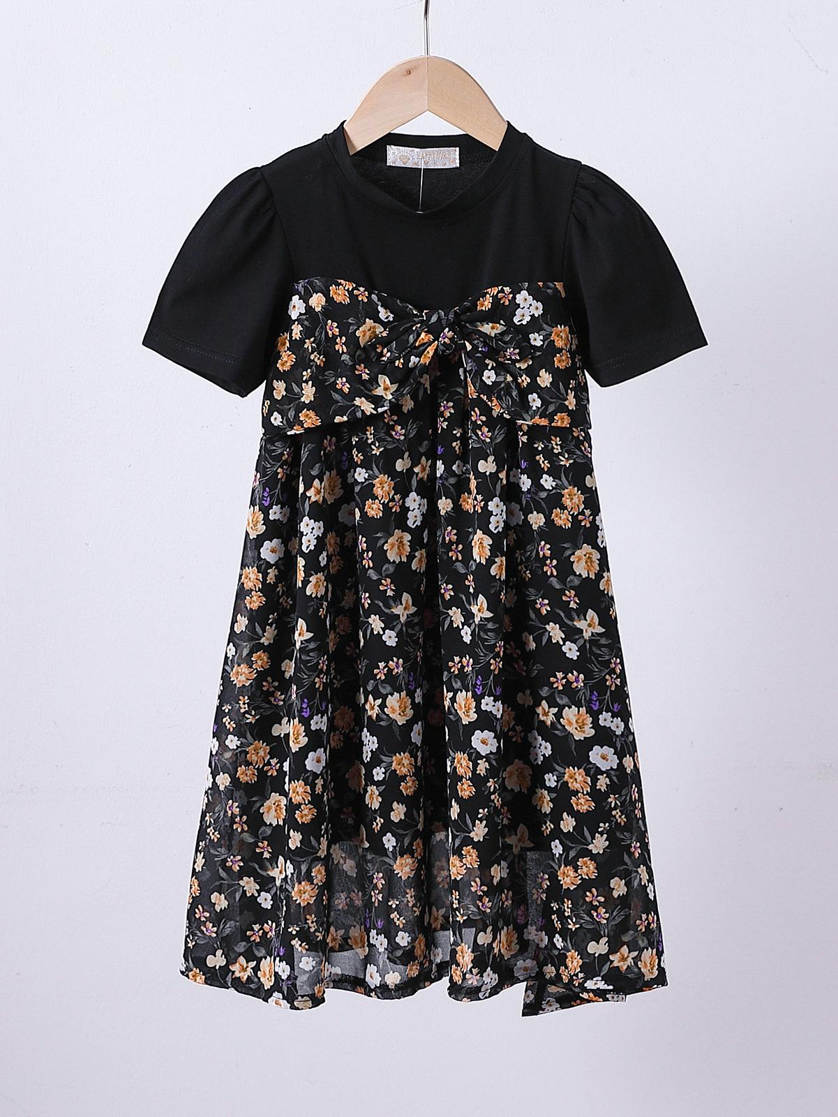 Robe t-shirt noire avec imprimé floral, style décontracté et tendance, idéale pour la saison printemps-été.