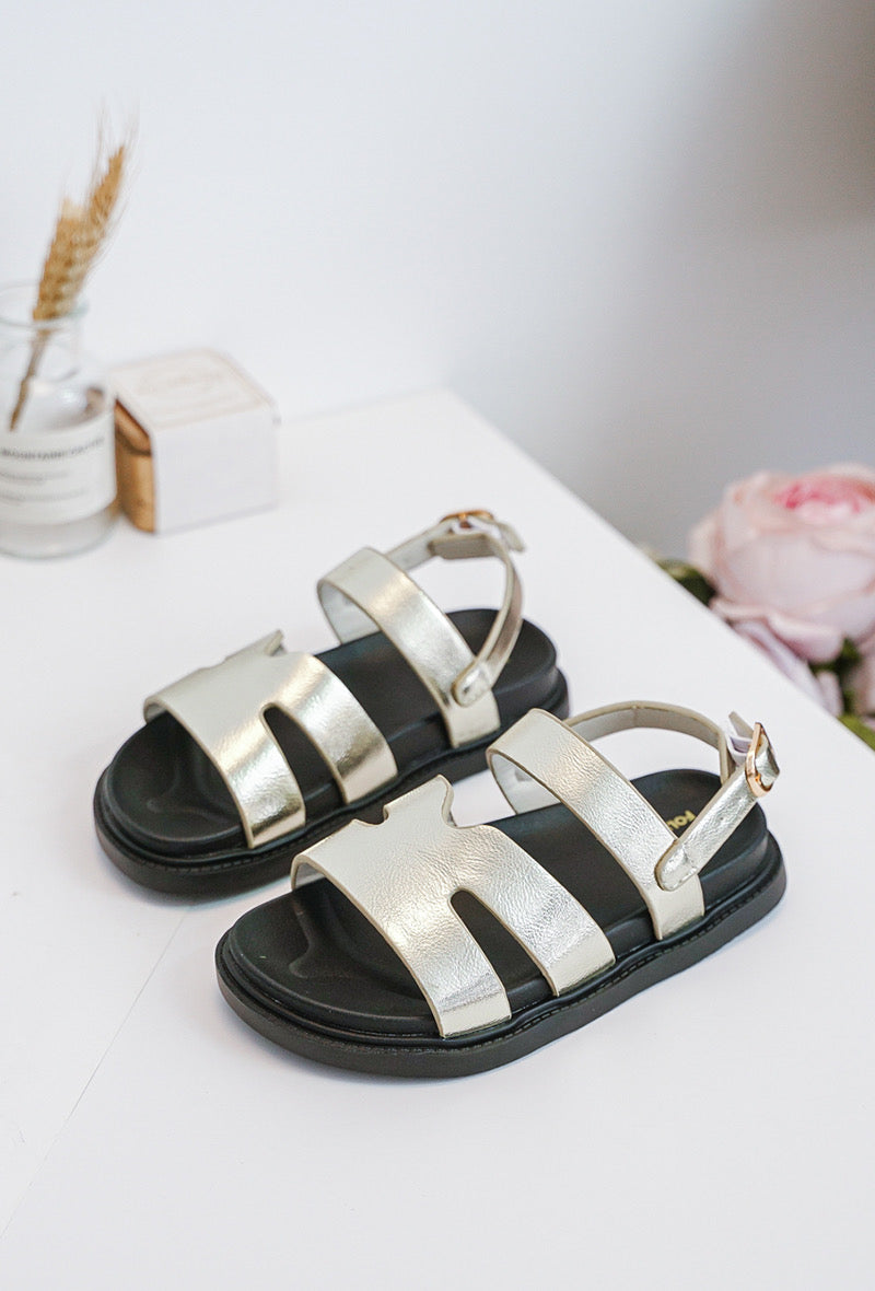 Brillez tout l’été 2025 avec nos sandales argentées – élégantes, légères et parfaites pour un look ensoleillé et chic !