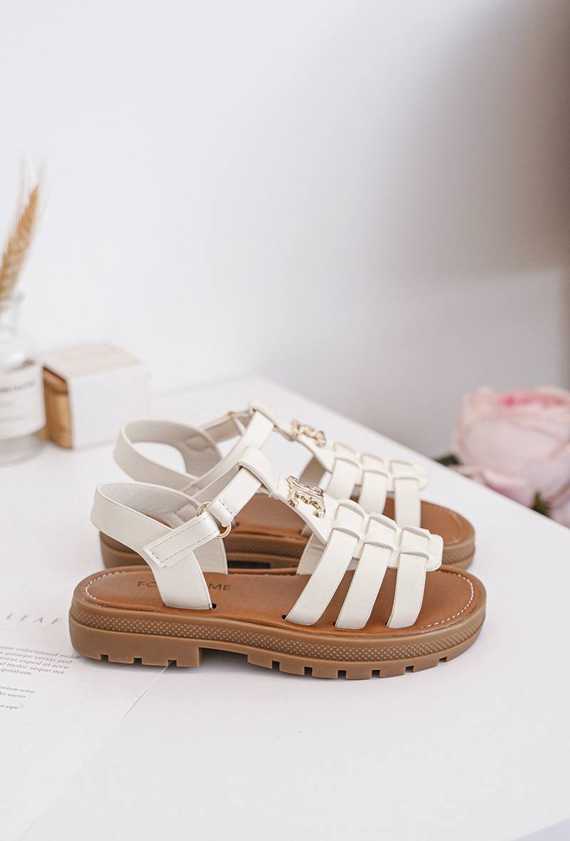 Sandales blanches fille : une valeur sûre pour l’été. Look épuré, boucles élégantes et confort au quotidien.