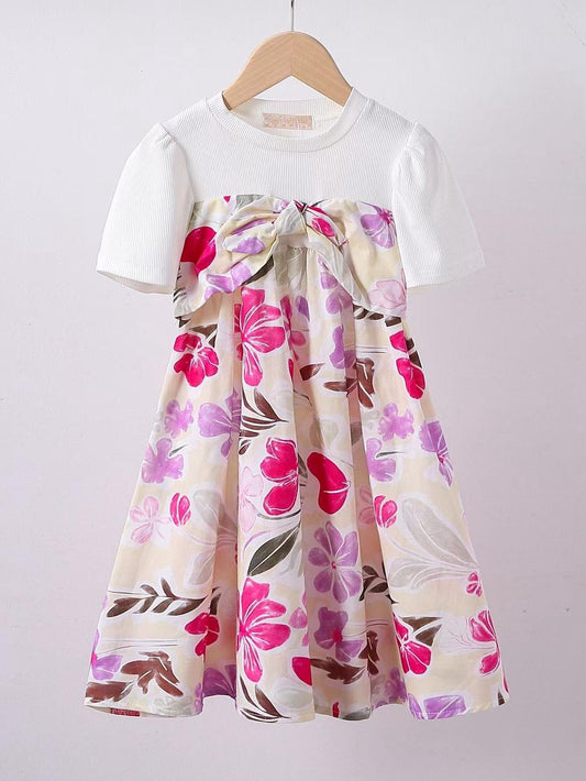 Robe t-shirt blanche pour fille, décorée de fleurs tropicales roses, au style frais et estival, parfaite pour les journées ensoleillées.