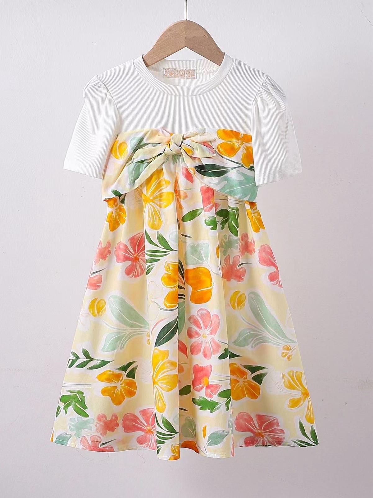 Robe t-shirt blanche pour fille, ornée d’un imprimé de fleurs tropicales colorées, idéale pour un style estival confortable et tendance.