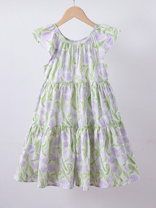 Robe à volants pour fille, ornée d’un imprimé floral vert et mauve, au style romantique et léger, idéale pour les journées ensoleillées.