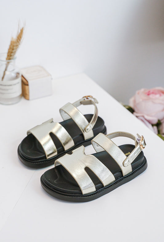 Brillez tout l’été 2025 avec nos sandales argentées – élégantes, légères et parfaites pour un look ensoleillé et chic !
