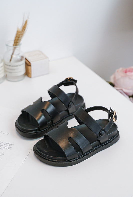 Découvrez nos sandales noires fille : élégantes, confortables et parfaites pour l’été. À assortir avec toutes les tenues Hortensiaa !